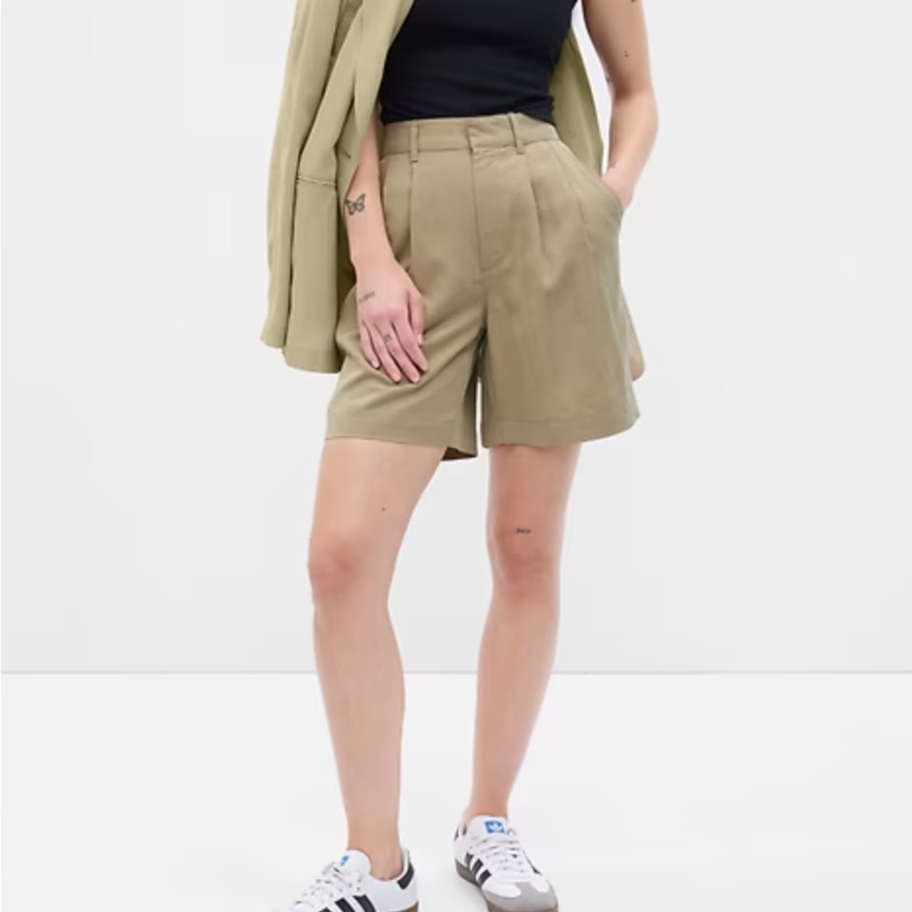 Gap short soft suit pleated size 8